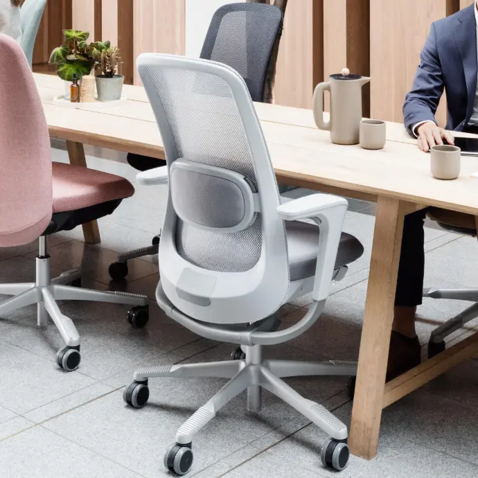Bekijk ergonomische bureaustoelen zoals de HÅG SoFi Mesh 7500 HÅG SoFi Mesh 7500 ergonomische bureaustoel in grijs aan een bureau