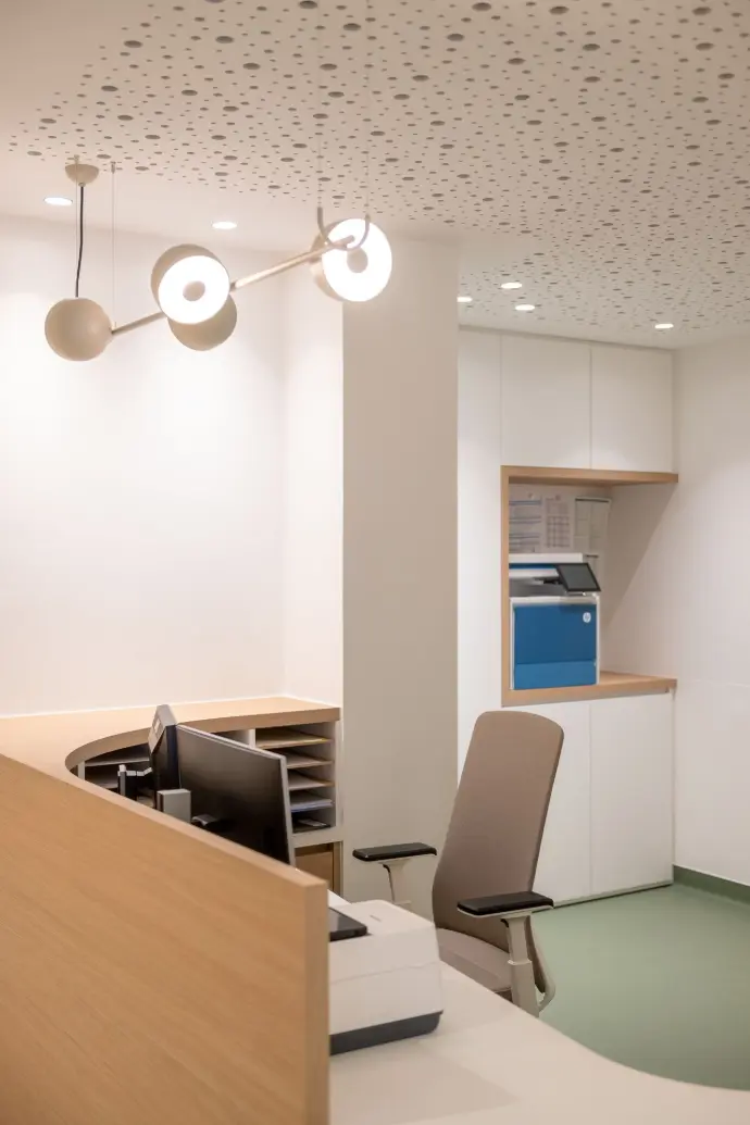 Pendelverlichting en natuurtinten in de vernieuwde praktijkruimte