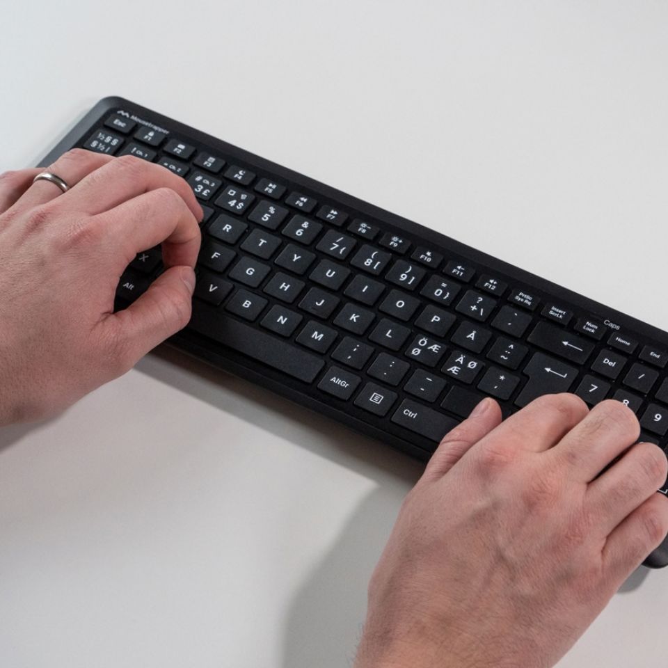 Mousetrapper Type Midi – compact toetsenbord met cijferblok Mousetrapper Type Midi compact toetsenbord met numeriek toetsenblok in gebruik