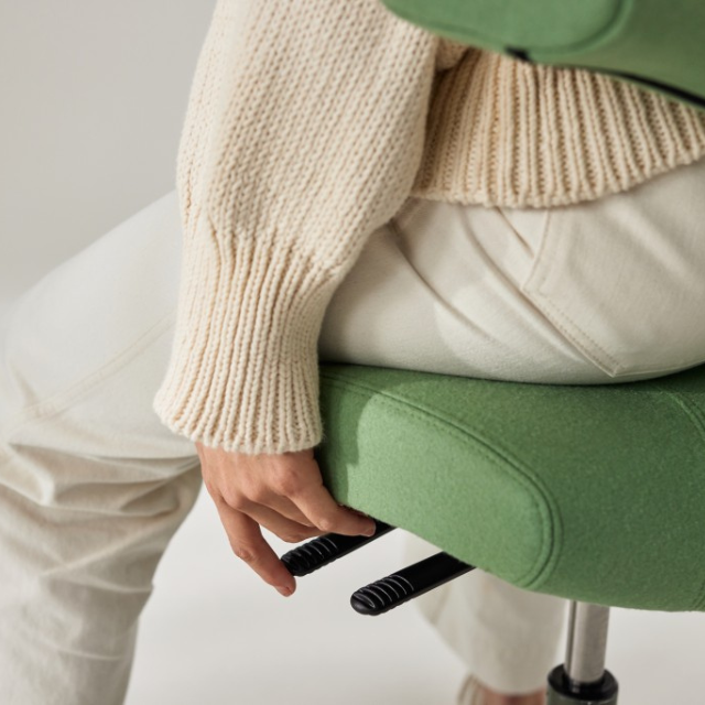 HÅG Capisco 8106 zitting in groen — aanpassen zitdiepte detailshot