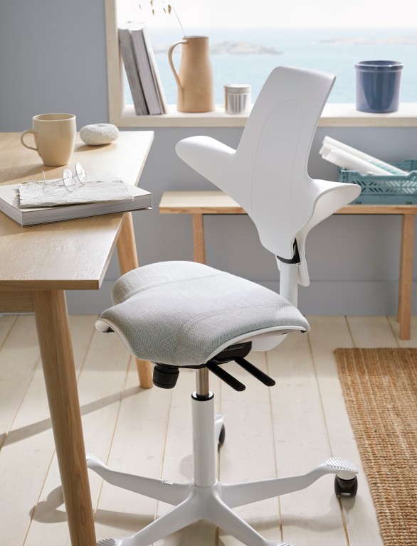 HAG Capisco Puls 8020 Witte uitvoering aan houten bureau